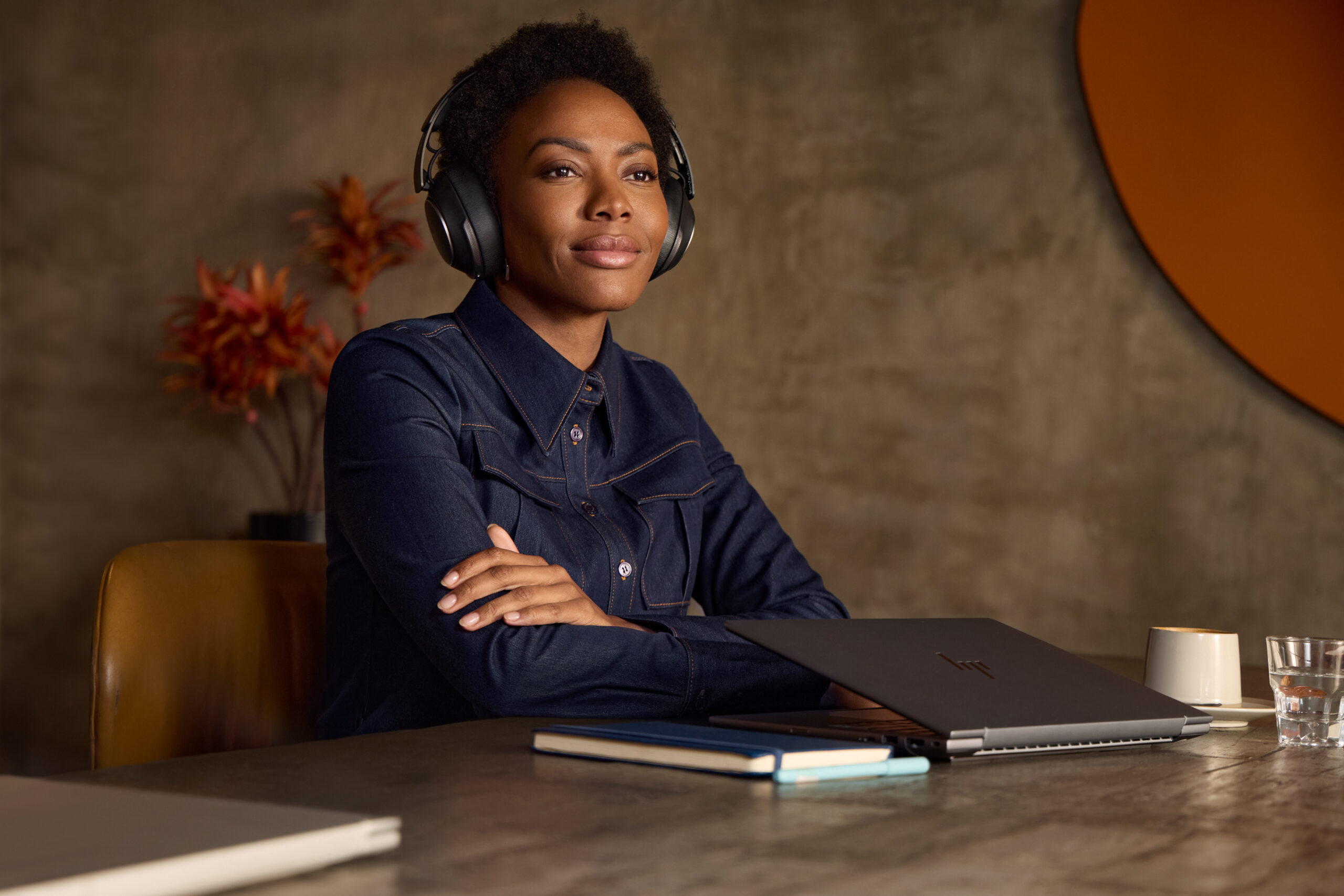 HP Poly Zestaw słuchawkowy Poly Voyager Surround 85 UC USB-C + przejściówka USB-C/A + podstawka ładująca - obrazek 3
